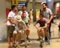 Il volo ritarda di 6 ore e loro fanno... il Palio di Madrid in sala fucecchiese 
