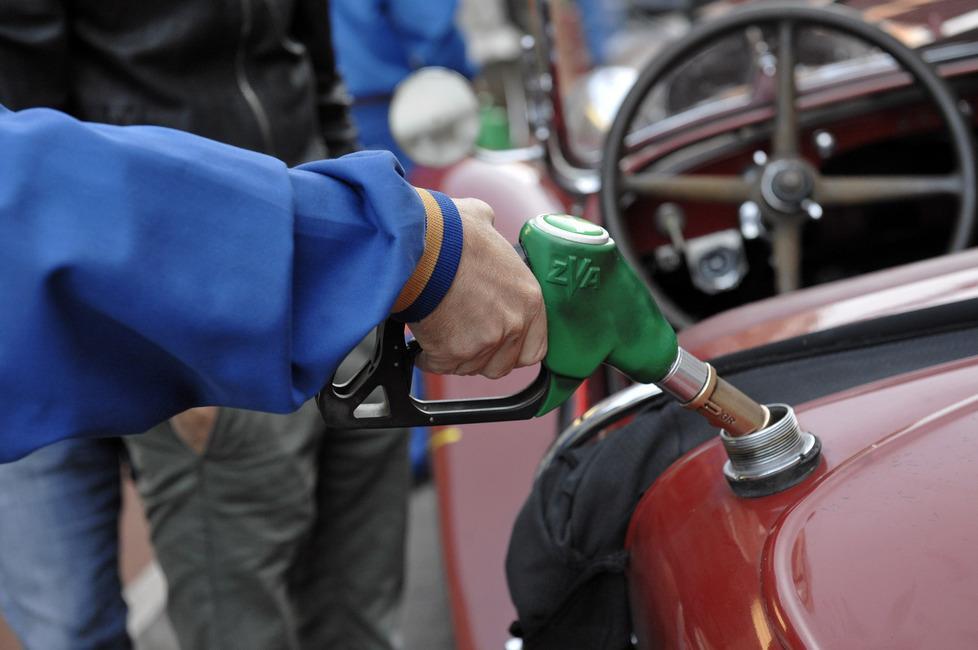 Distributore resta aperto e senza controllo: benzina gratis per tutta la notte 