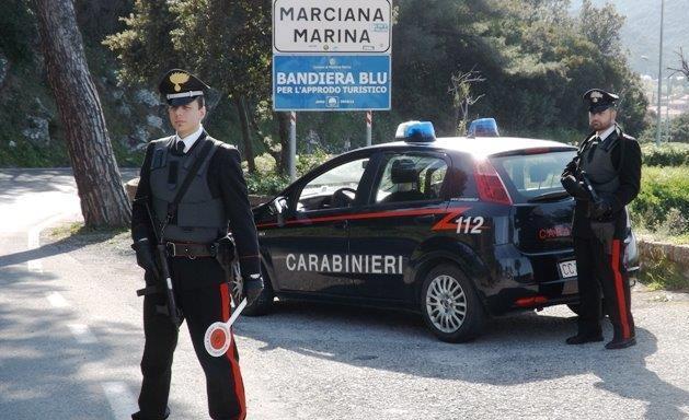 Fugge a un posto di blocco, inseguimento nella notte 