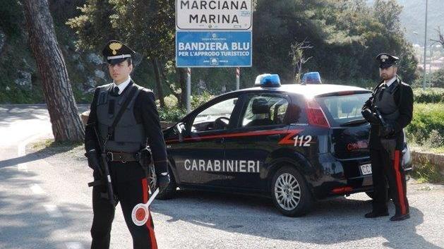 Fugge a un posto di blocco, inseguimento nella notte