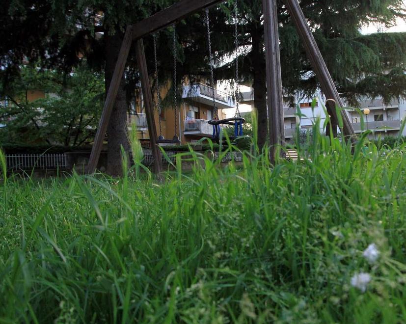 Aree verdi, parchi e cimiteri invasi dall’erba alta, scatta la task-force 