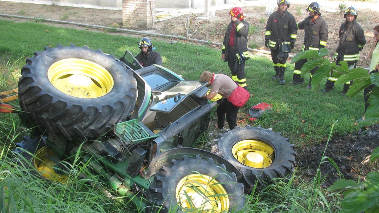 Il trattore ribaltato che ha schiacciato l'operaio