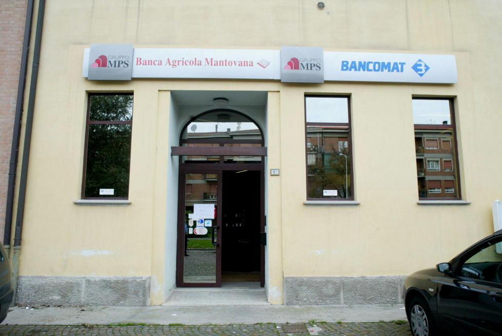 Solo e disarmato rapina una banca 