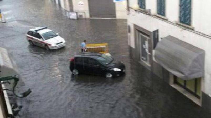 Nubifragio nell’Empolese Valdelsa, è caos: strade, case e negozi allagati