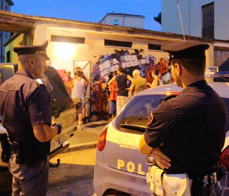 Graffito sulla casa occupata: «Stop sfratti». Arriva la polizia 