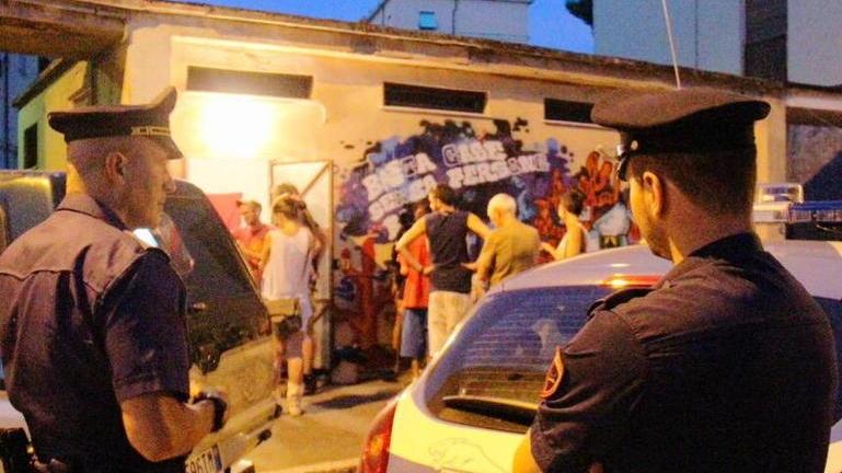 Graffito sulla casa occupata: «Stop sfratti». Arriva la polizia