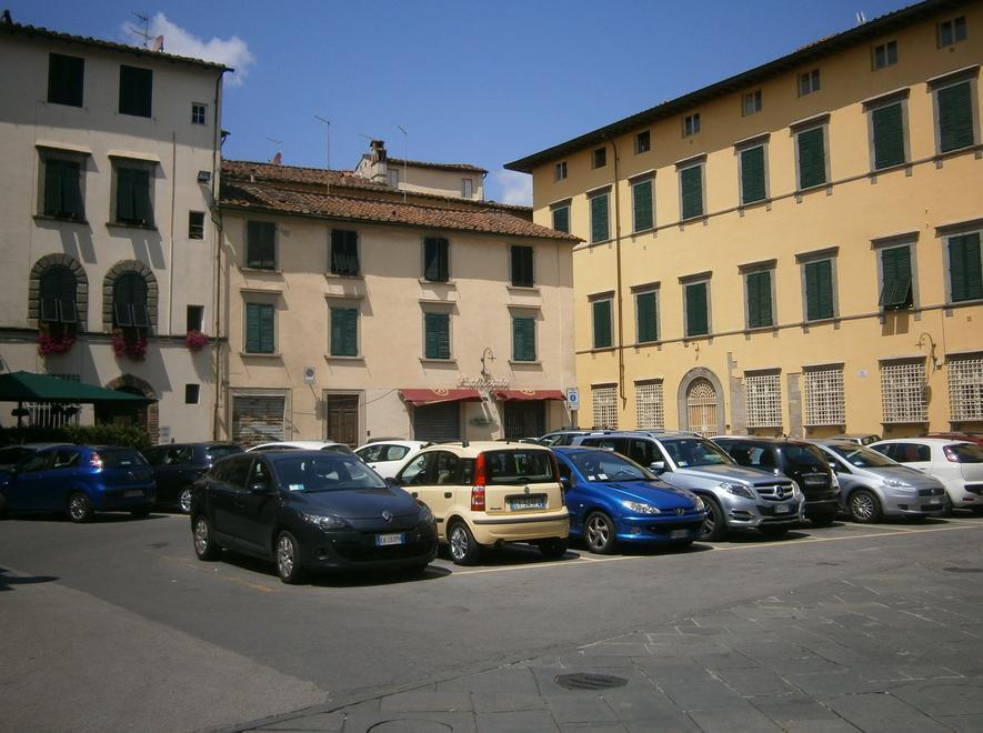 Isola ecologica davanti al Carmine 