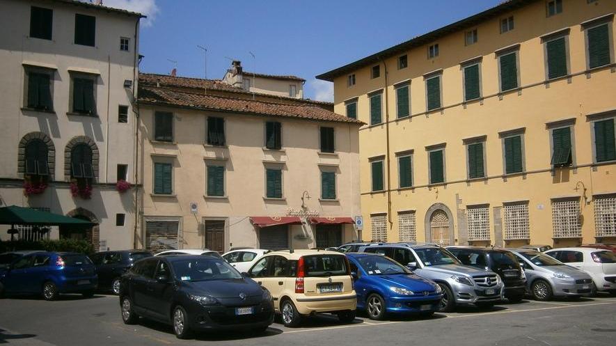 Isola ecologica davanti al Carmine