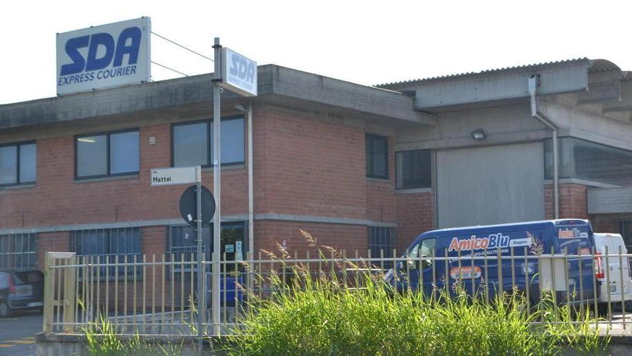 Sventrato il forziere del corriere Sda