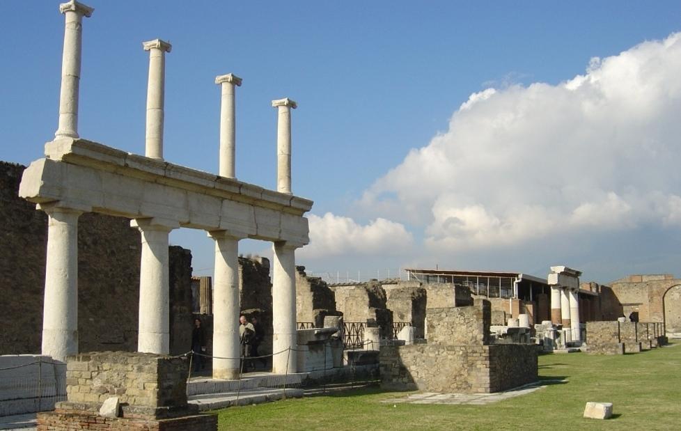 Un souvenir da Pompei, arrestato un turista 
