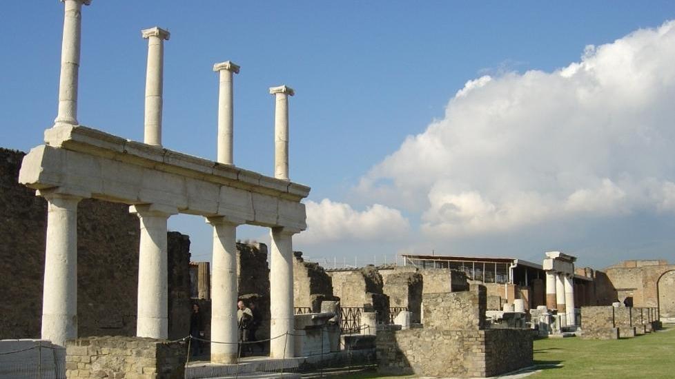 Un souvenir da Pompei, arrestato un turista