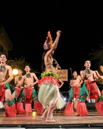 Una serata di folk: applausi ai costumi di tutti i continenti