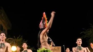 Una serata di folk: applausi ai costumi di tutti i continenti