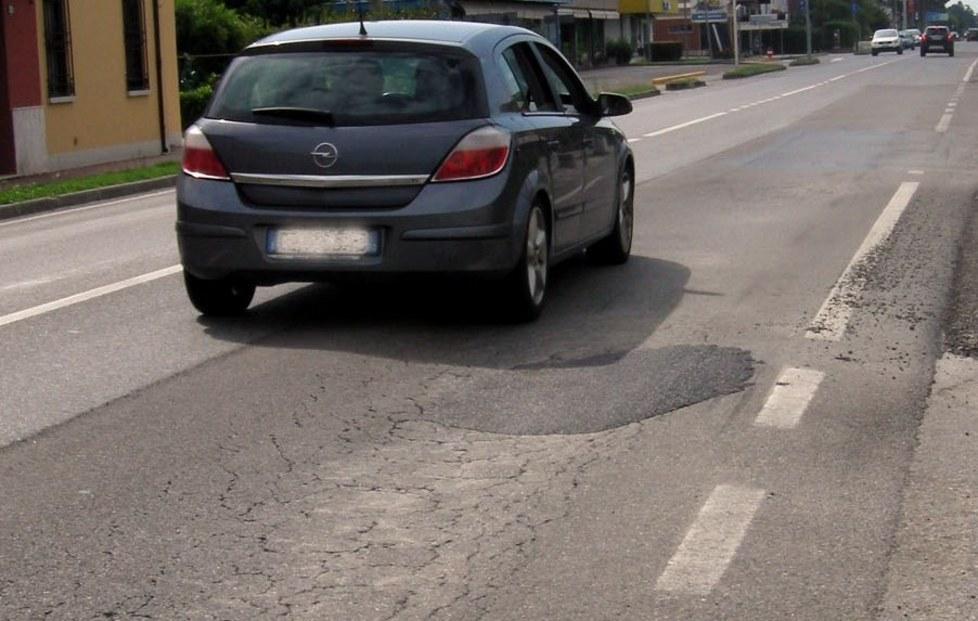 «Sistemate quella buca I rattoppi non bastano» 