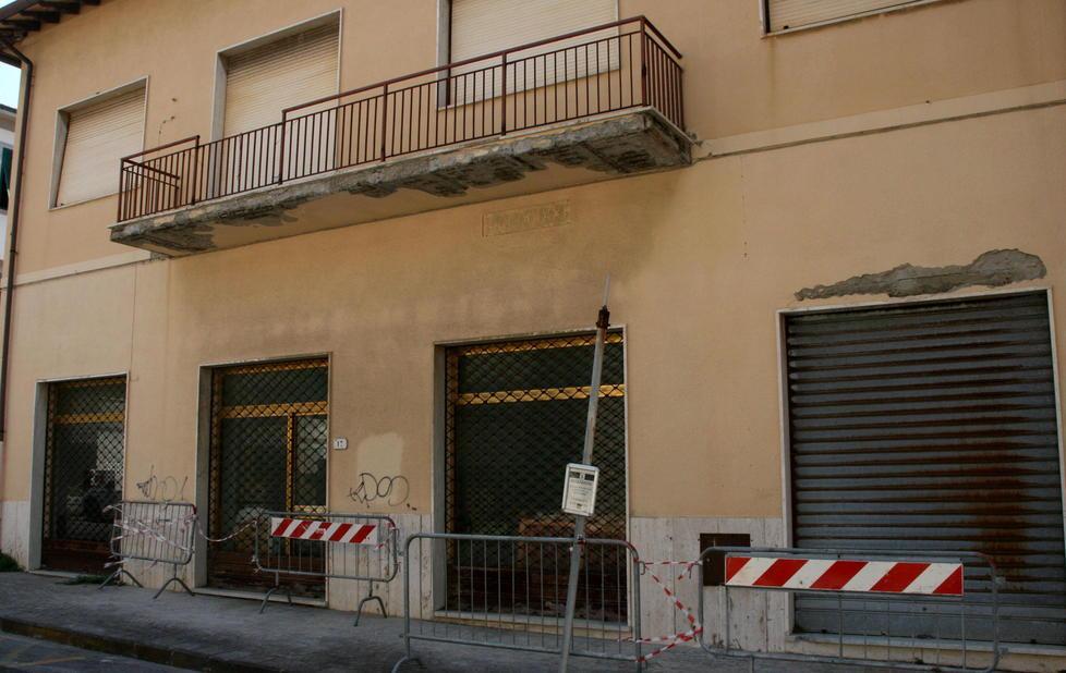 Cadono calcinacci sul marciapiede, transennata l’ex biblioteca di Rosignano