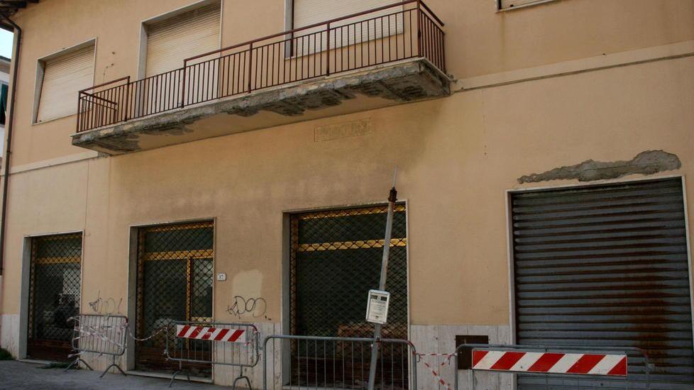 Cadono calcinacci sul marciapiede, transennata l’ex biblioteca di Rosignano