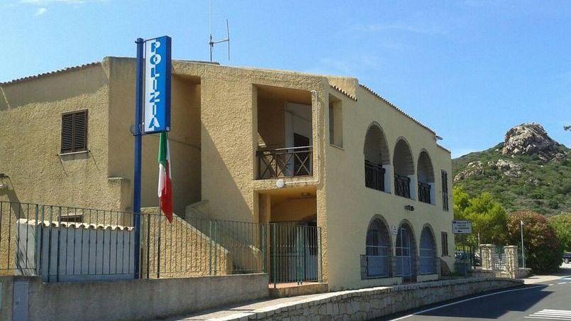 Facoltoso 35enne tampona un’auto, ferisce turista a sassate e cerca di rubare un Rolex d’oro