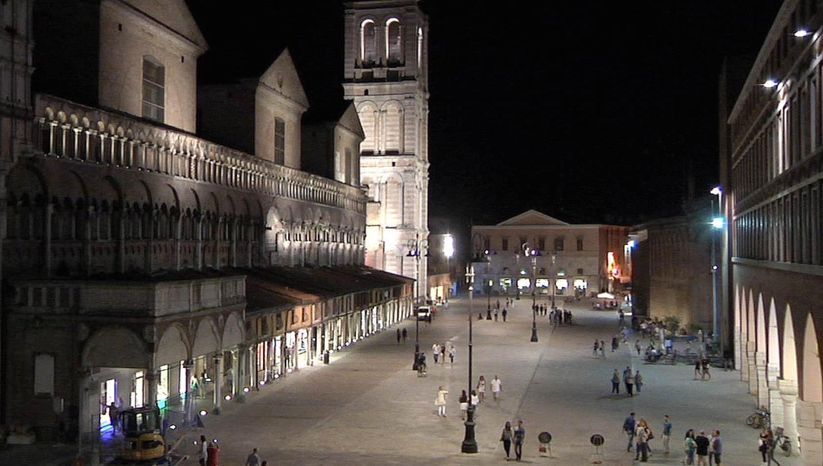 La nuova piazza illuminata