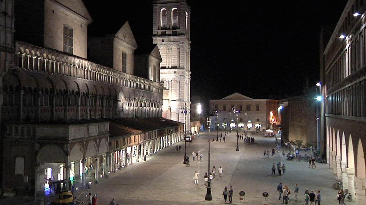 La nuova piazza illuminata