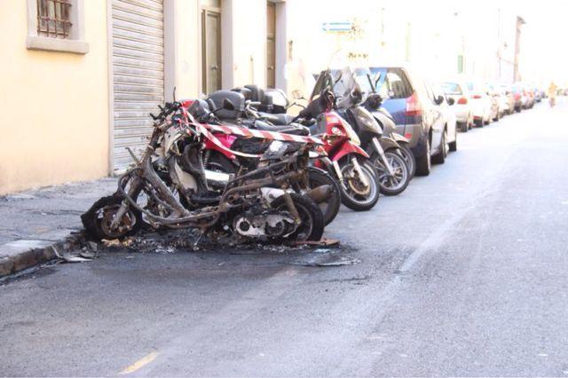 Maxi rogo in via Sproni: bruciano scooter e auto
