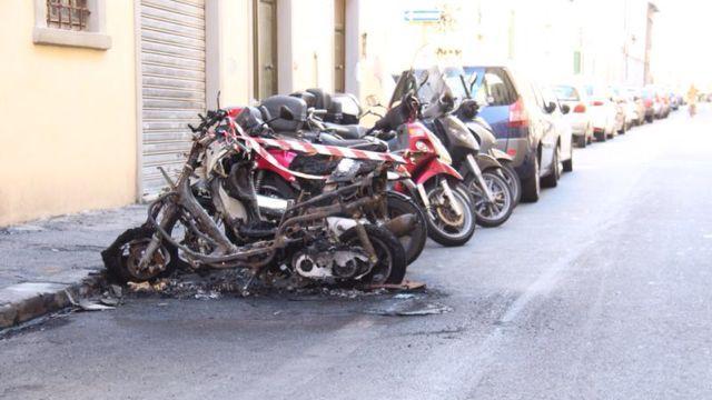 Maxi rogo in via Sproni: bruciano scooter e auto
