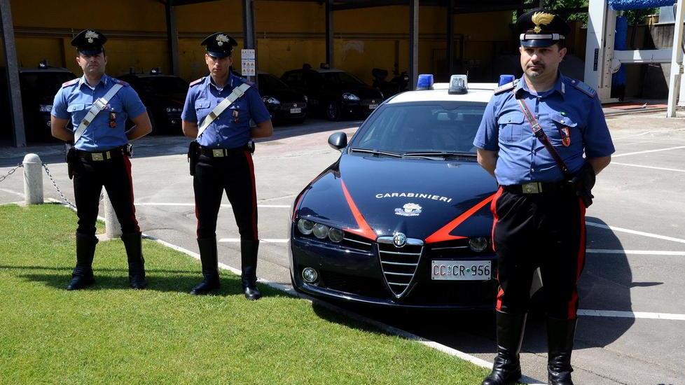 Ruba un’auto con la figlia tredicenne