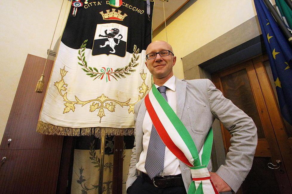 Nuovo televisore e tende, ecco come il sindaco allestisce il suo ufficio 