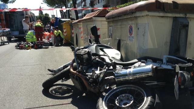 Grave incidente in viale Della Repubblica a Prato, auto travolge una moto