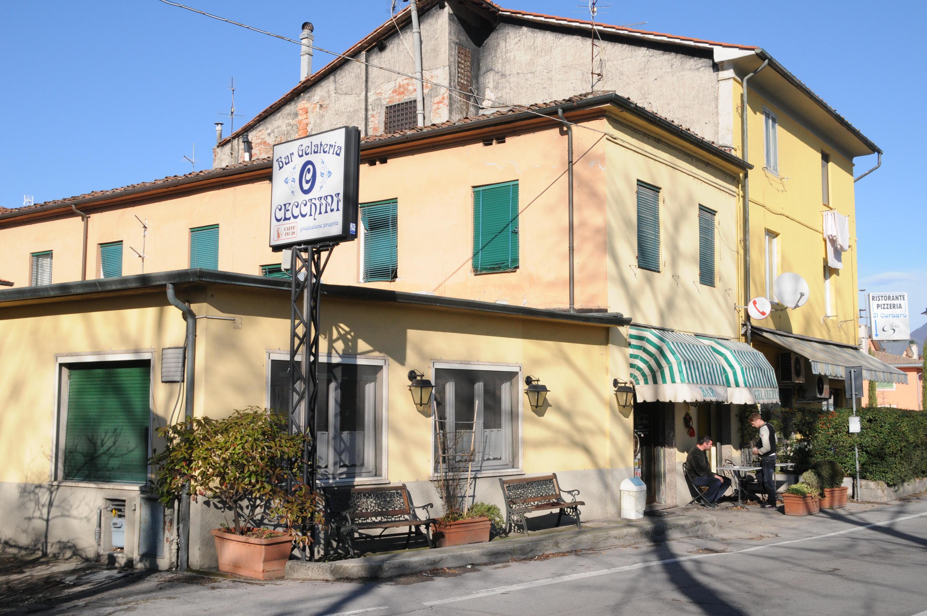 Lucca, la gang delle slot svaligia il bar Cecchini 