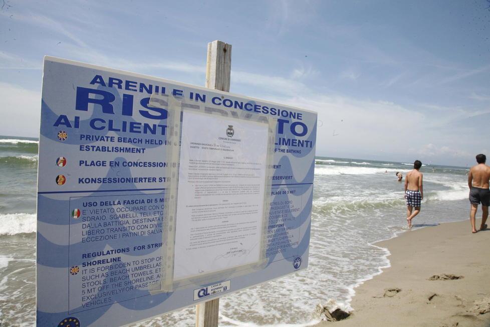 Mare inquinato lungo la Passeggiata: divieti ancora in vigore 