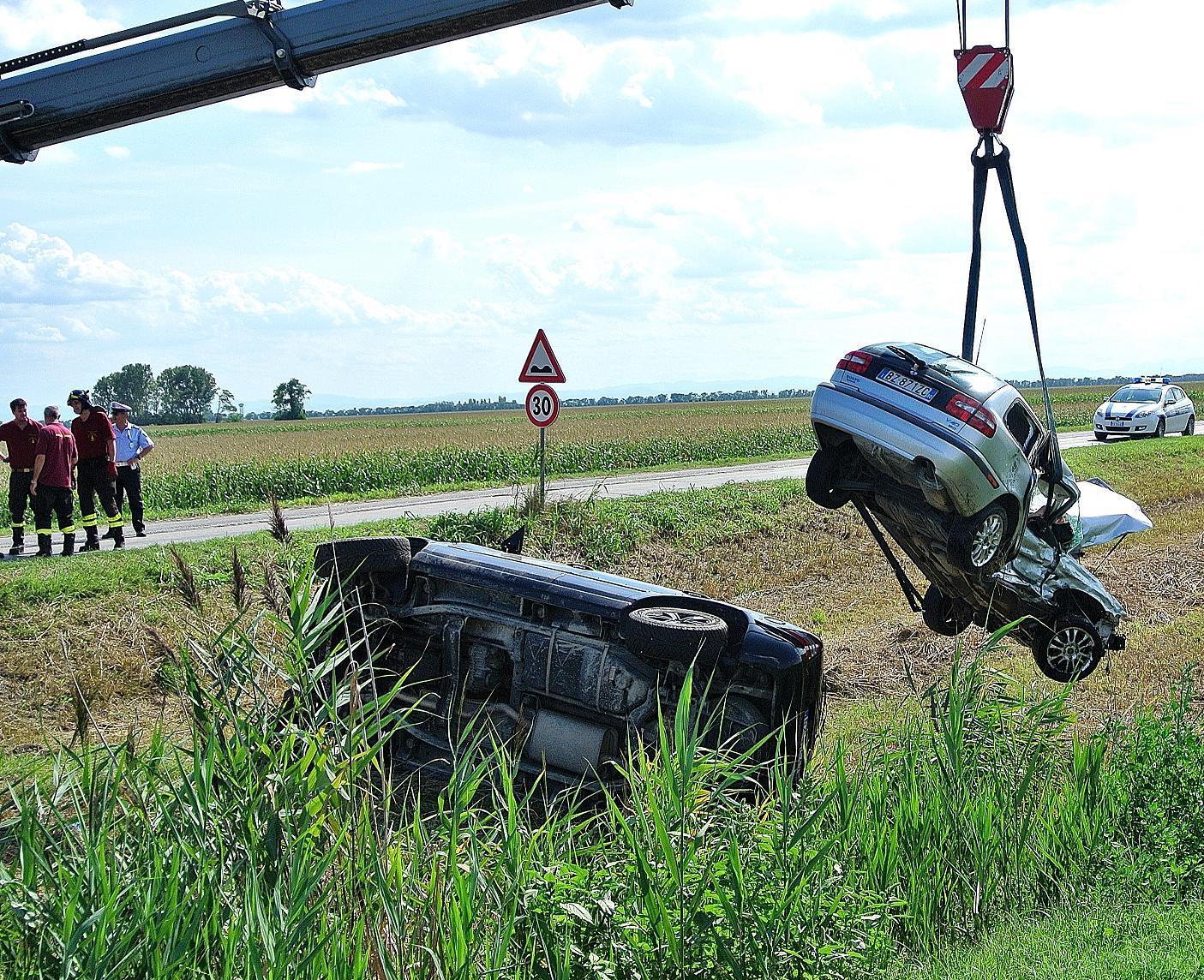 Il recupero delle auto conivolte nello schianto
