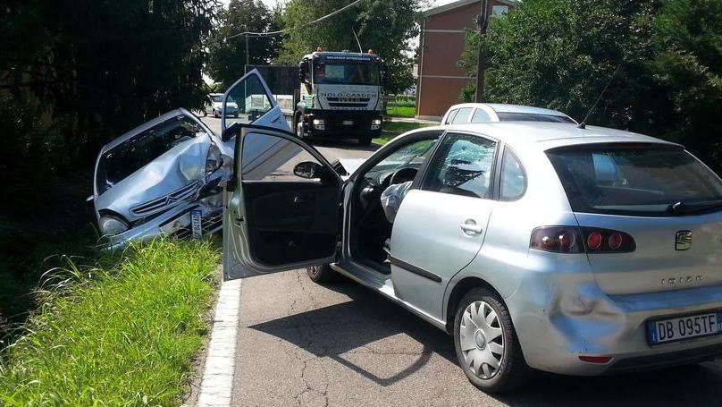 Scontro frontale tra auto: due i feriti, uno è grave