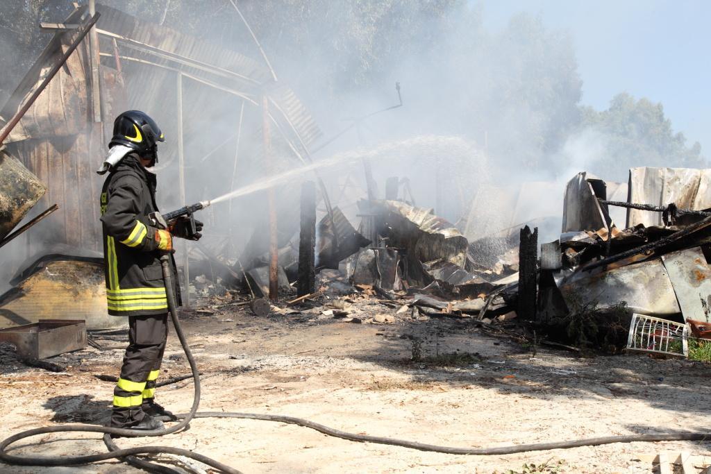 Azienda florovivaistica devastata da un incendio: paura per il titolare 