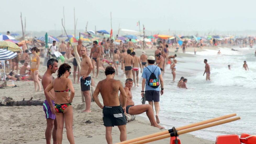 Vestiti rubati, resta nuda al mare