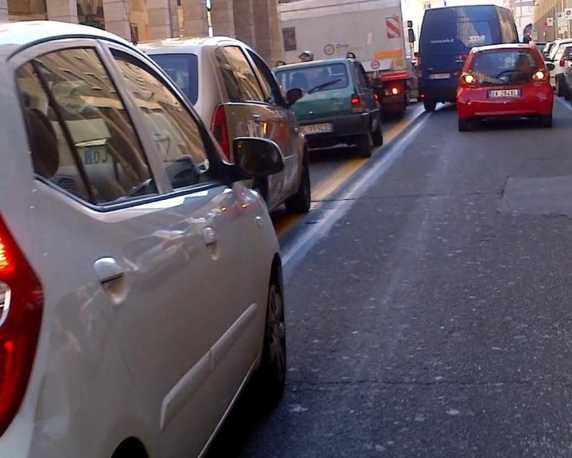 Traffico caos in via Grande. E l’assessore annuncia: «Dal 2015 niente più auto» - Dì la tua