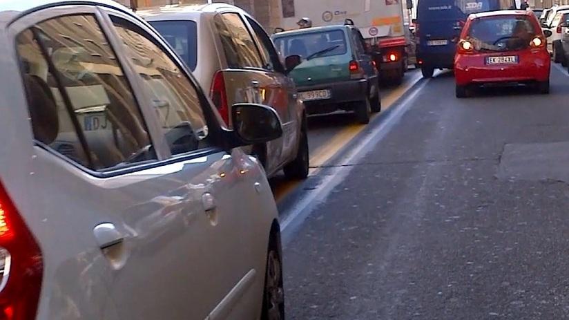 Traffico caos in via Grande. E l’assessore annuncia: «Dal 2015 niente più auto» - Dì la tua