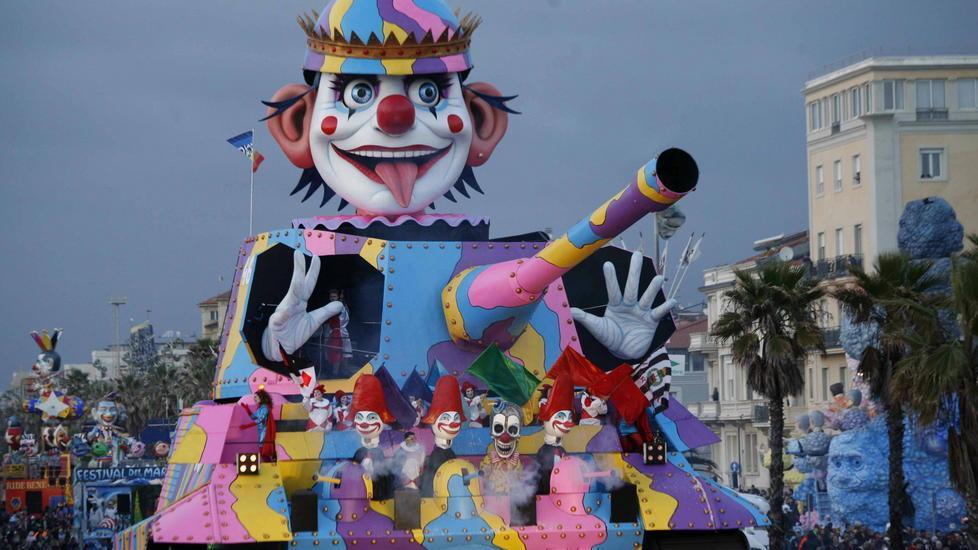 Viareggio scaccia i brutti pensieri e prepara la Notte delle maschere