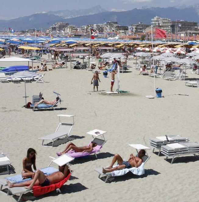 In spiaggia armato di coltello tra i bagnanti della Darsena 