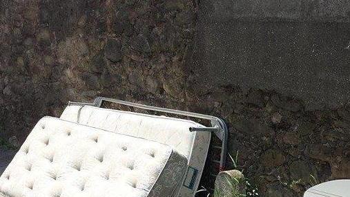 Discarica accanto ai cassonetti