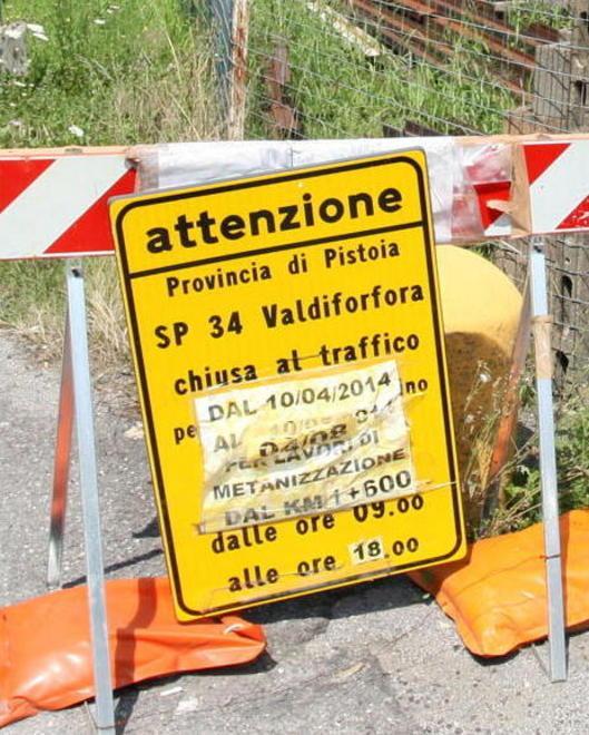 La strada resta chiusa alle auto ma i cartelli non lo dicono