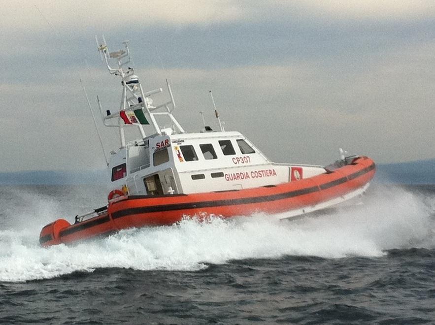 Barca a vela alla deriva, il proprietario dormiva