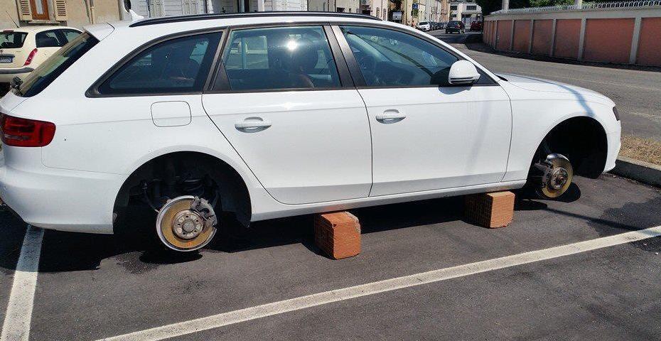 Sollevano l’auto e rubano le ruote