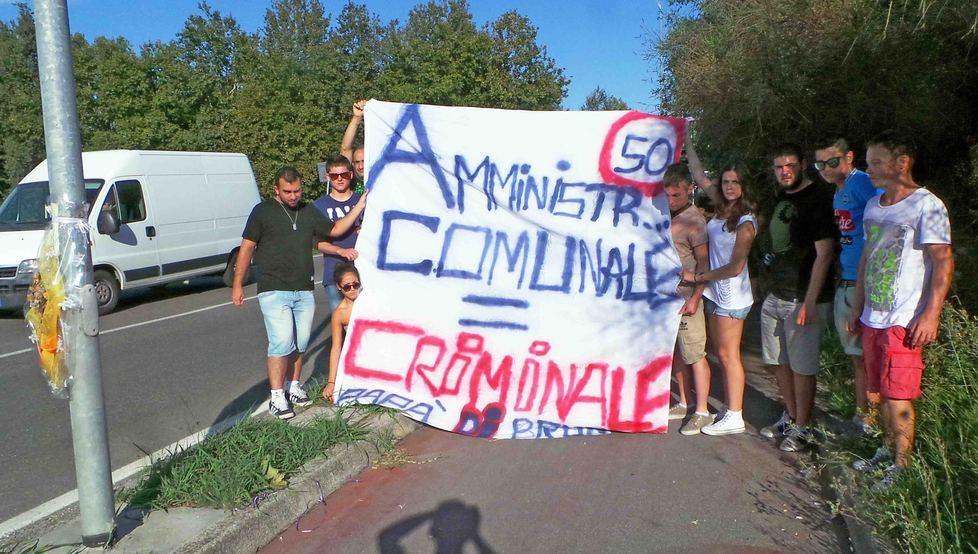 Sit-in degli amici di Bruno ieri contro il Comune 