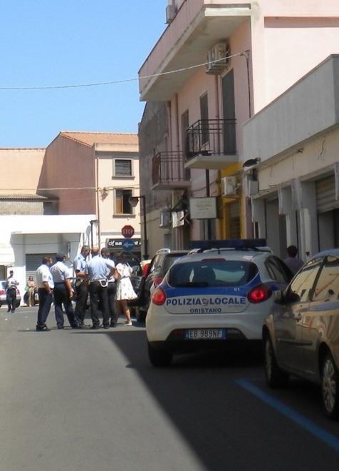 Ausiliaria della sosta chiede il pagamento e viene schiaffeggiata 