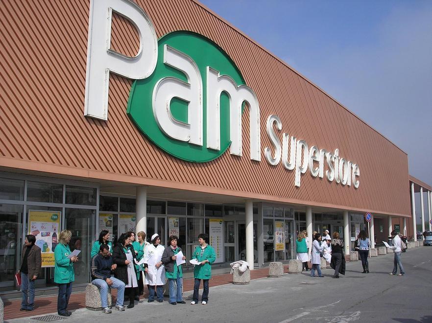Rubano profumi e cosmetici alla Pam, denunciati per furto 