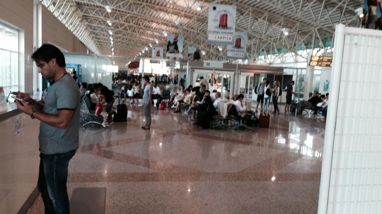 Viaggio da incubo:  ventiquattr'ore di attesa in aeroporto 