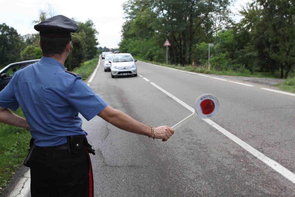 Si imbatte nella sua auto rubata un anno fa e chiama i carabinieri 