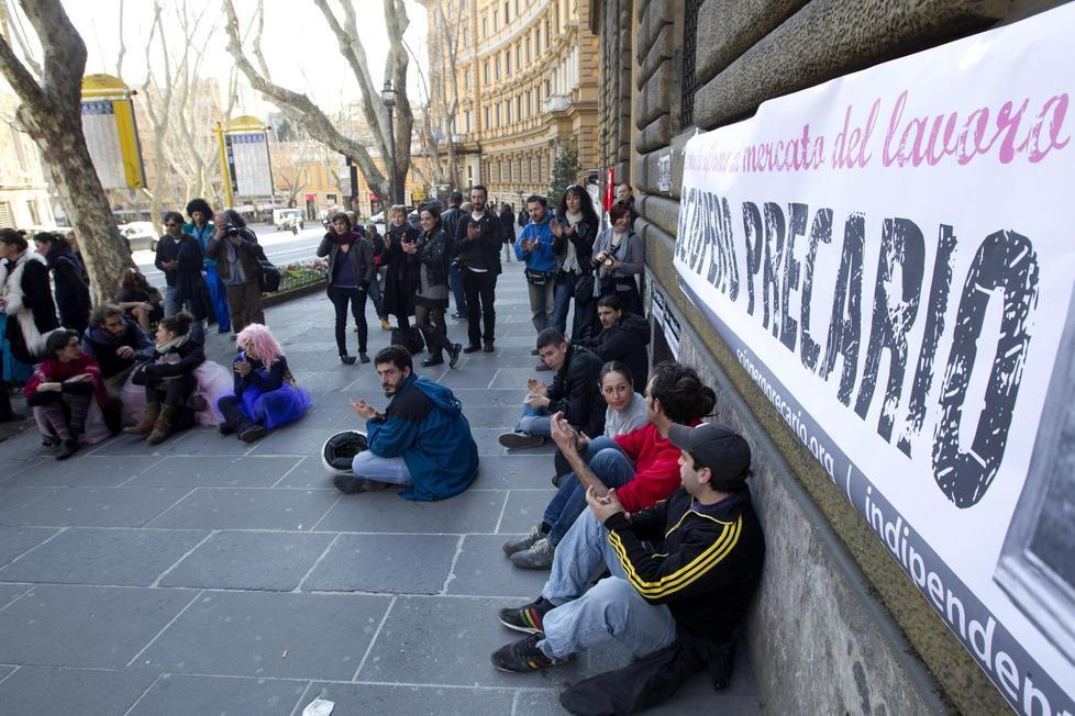 Gli insegnanti precari chiedono un intervento del ministro 