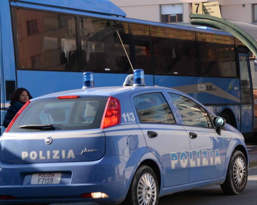 Prima non paga il biglietto del bus e poi prova a truffare degli anziani 