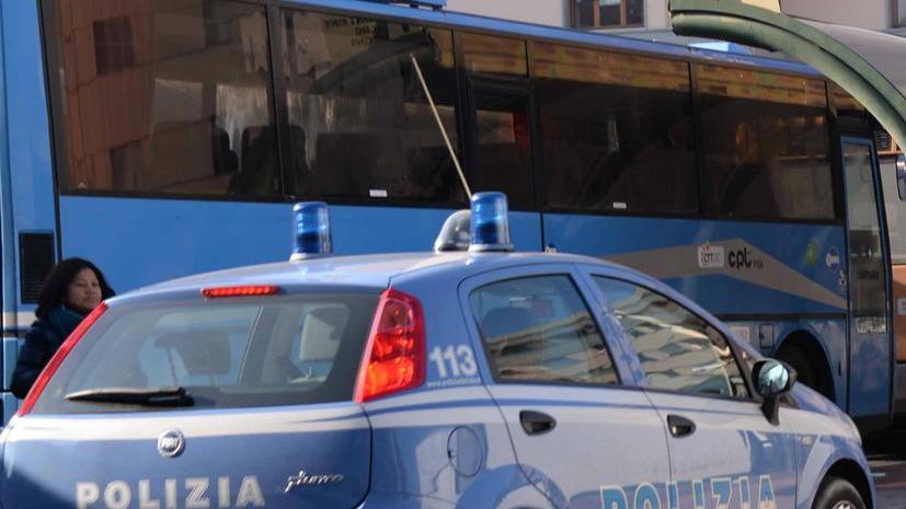 Prima non paga il biglietto del bus e poi prova a truffare degli anziani
